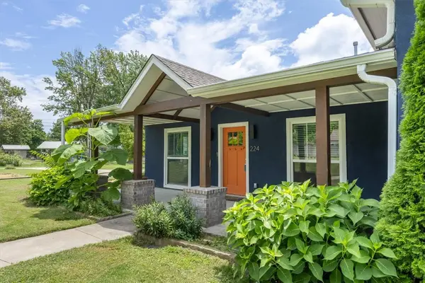 224 E Lake Francis Drive, Siloam Springs, AR 72761