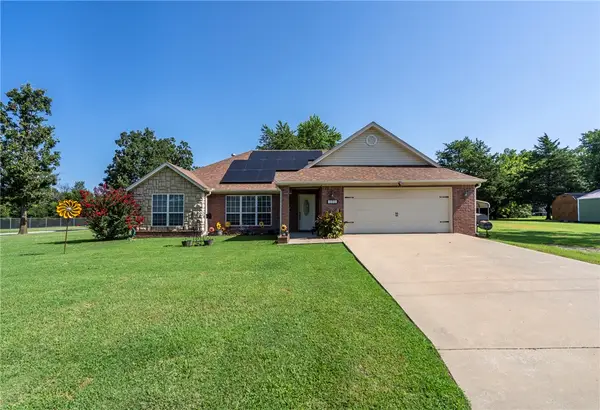 1302 E Crawford Street, Gentry, AR 72734