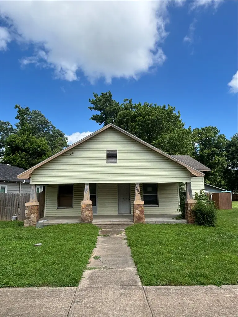 302 & 304 N Main Avenue, Lincoln, AR 72744 - #3