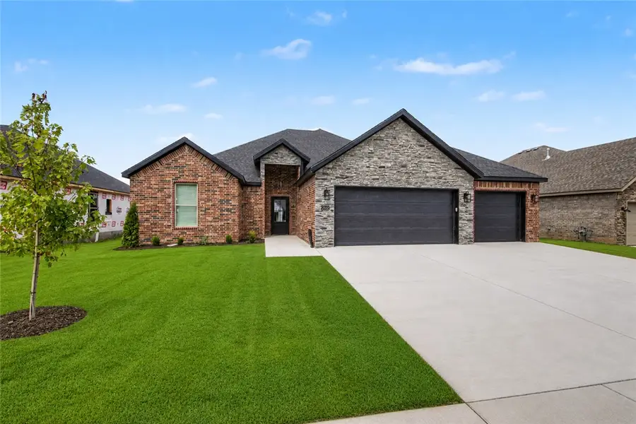 2102 N Dagan Street, Siloam Springs, AR 72761 - #2