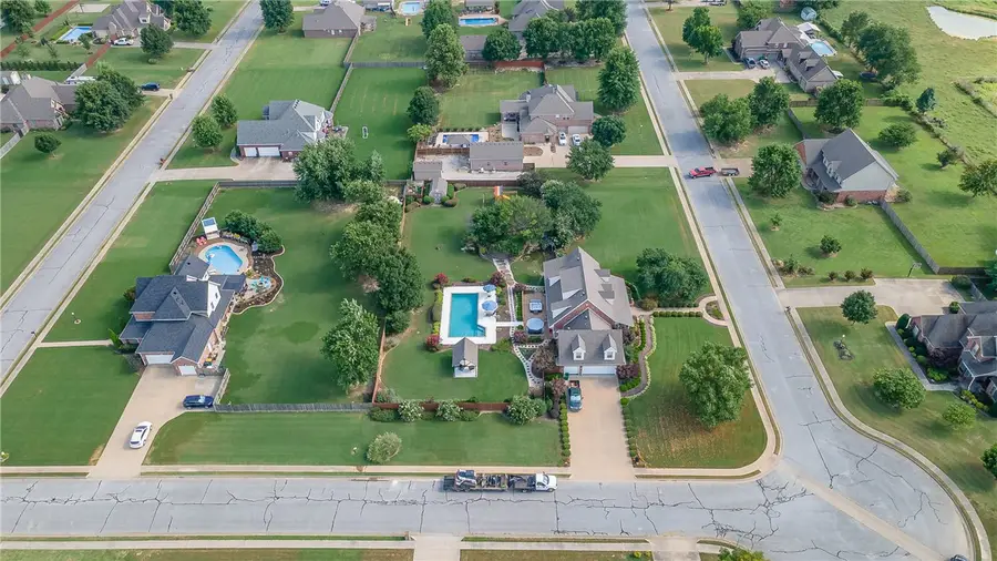 334 Scarlett Boulevard, Elm Springs, AR 72762 - #2