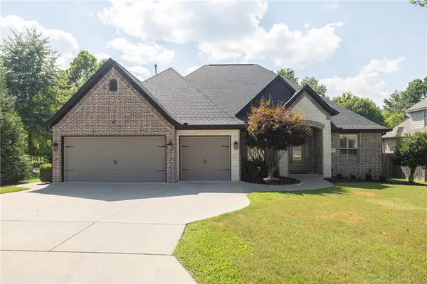 1801 N Candleshoe Drive, Fayetteville, AR 72701