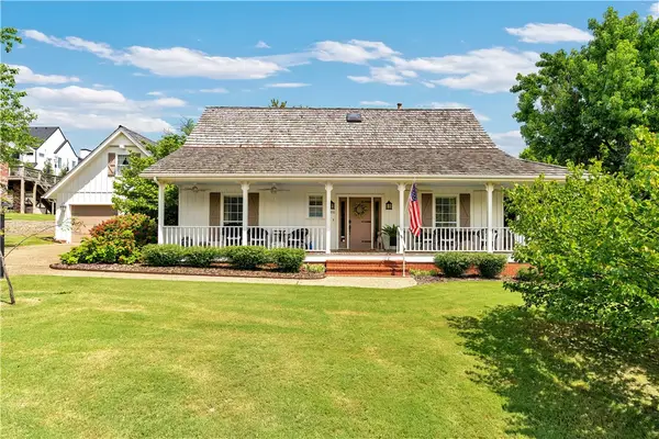 2180 E Camelot Place, Fayetteville, AR 72701