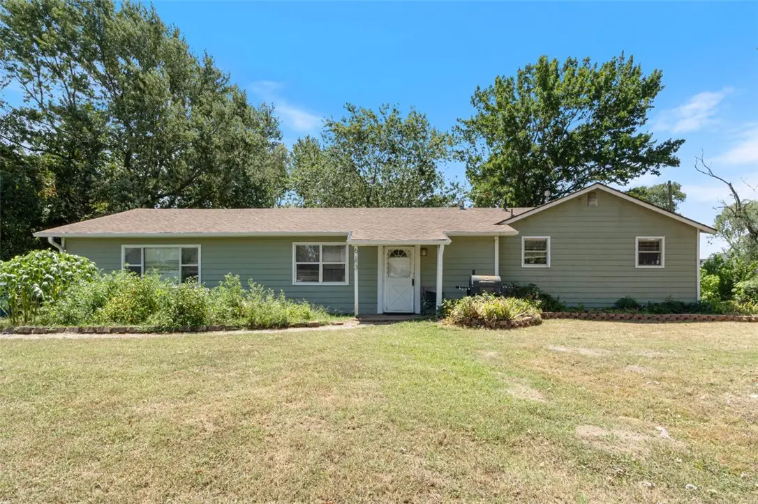 613 W Arkansas Street, Gentry, AR 72734 - #1