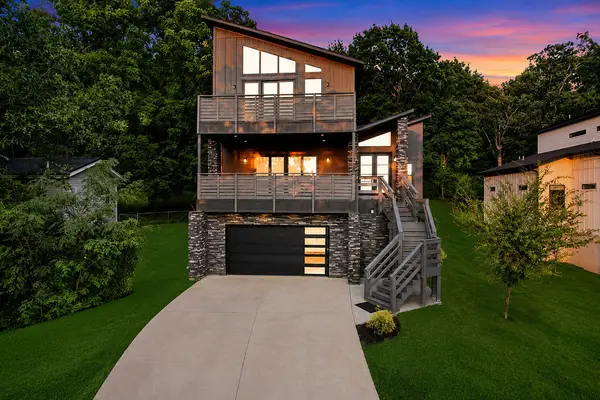 1038 N Lakeside Drive, Fayetteville, AR 72701