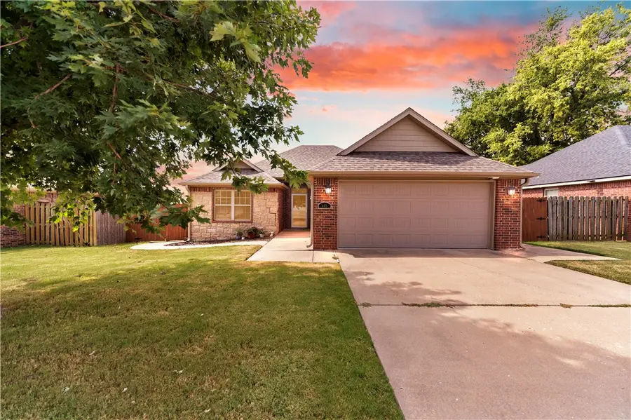 402 W Worchester, Siloam Springs, AR 72761 - #2