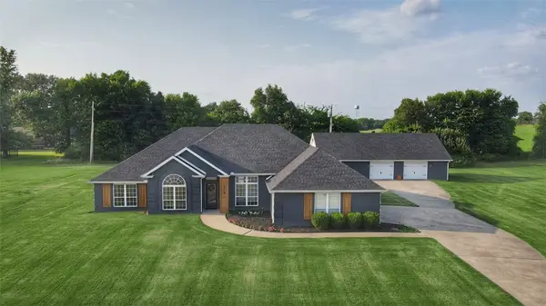 8770 W Forest Hills Drive, Fayetteville, AR 72704