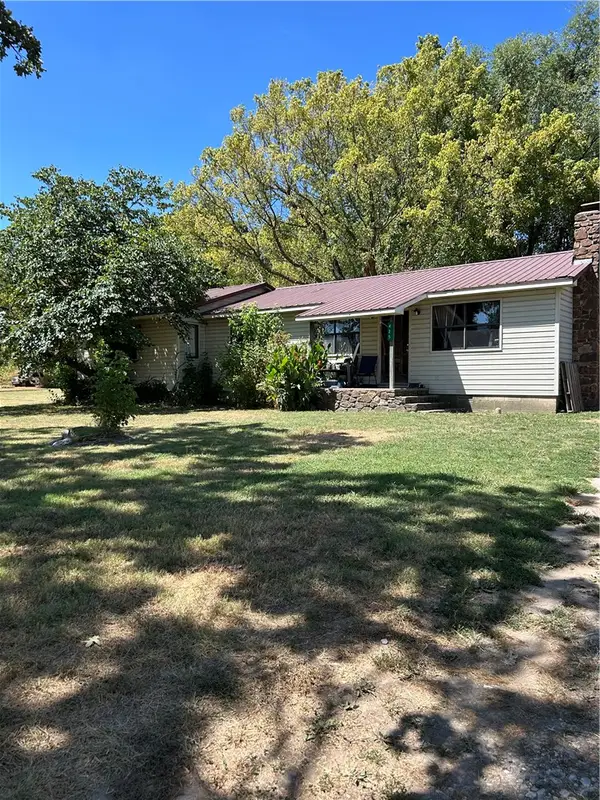 425 NW Walker Street, Gentry, AR 72734