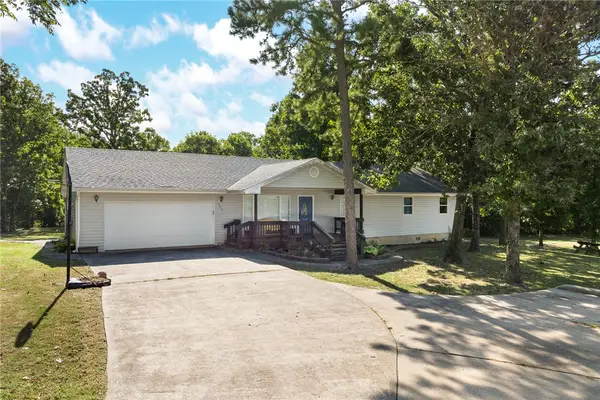 100 Oakdale Lane, Lead Hill, AR 72644