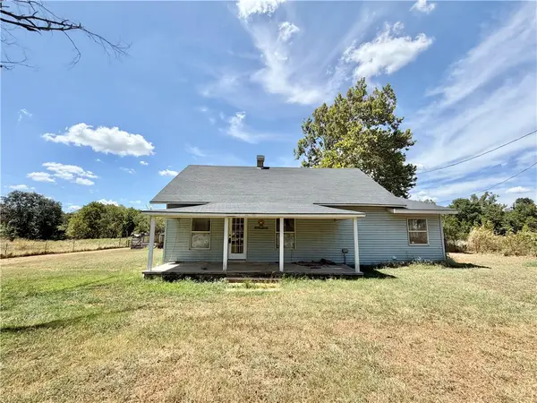 10099 Cherokee Main Street, Gentry, AR 72734
