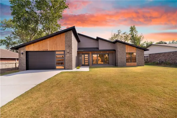 2708 W Gum Street, Rogers, AR 72758
