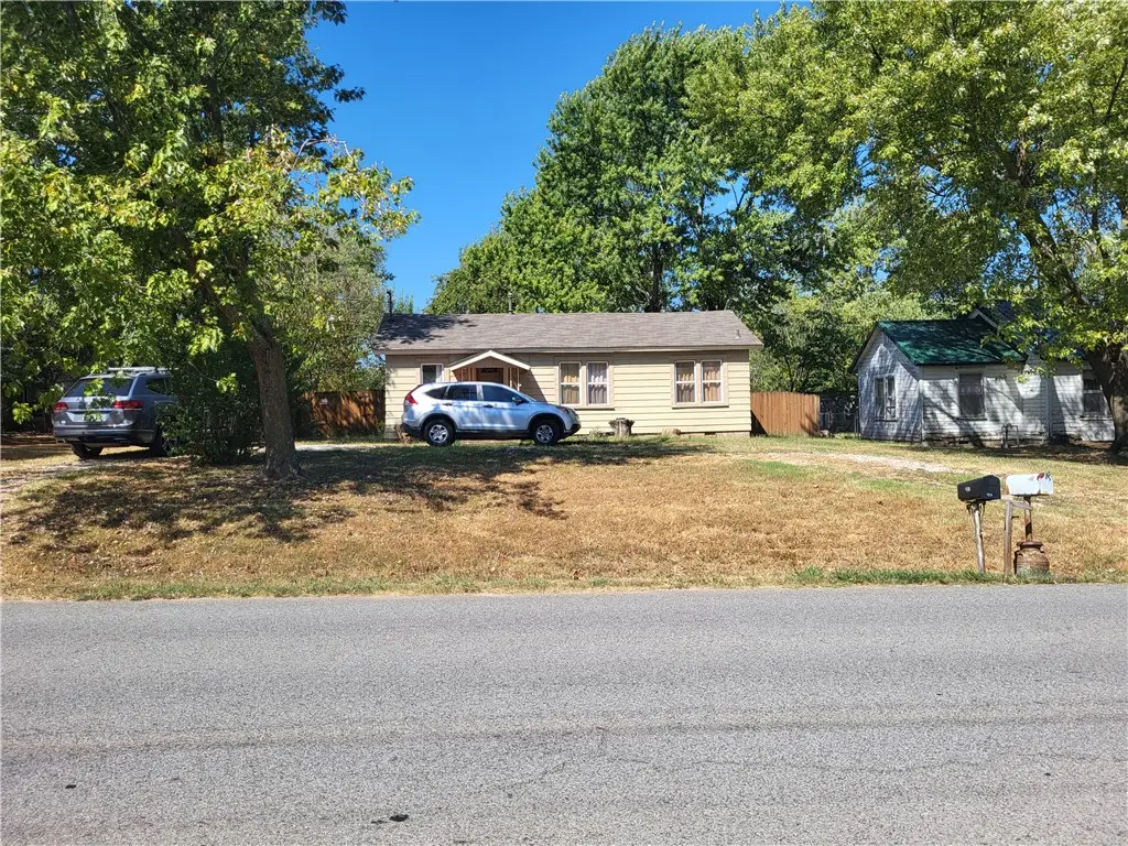 411 S West Avenue, Lincoln, AR 72744 - #1