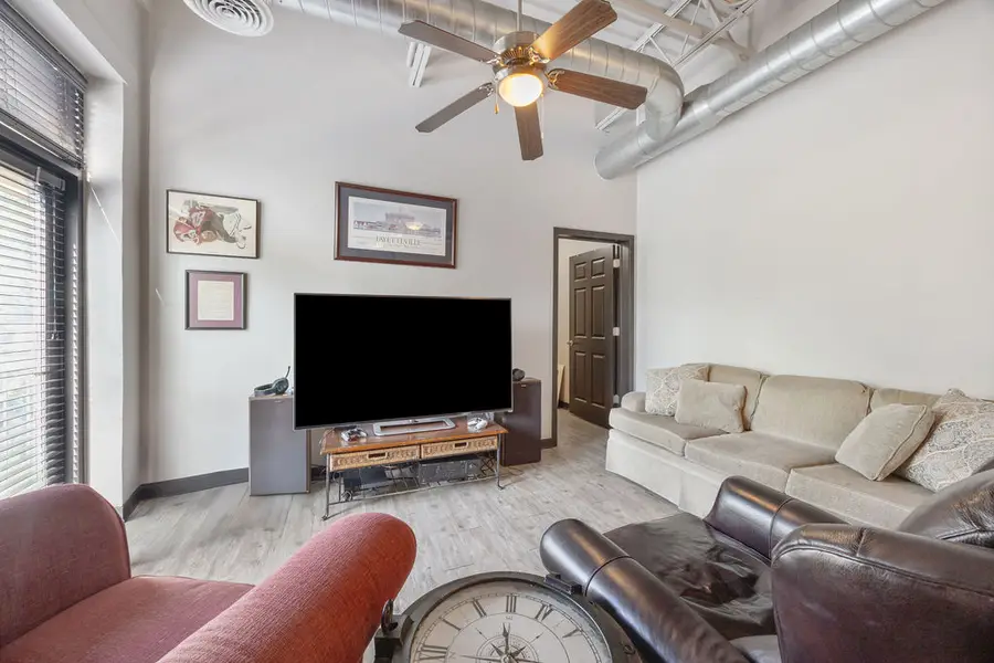 313 E Lafayette Street #304, Fayetteville, AR 72701 - #2