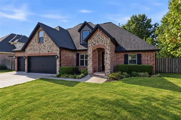 3906 W Lexington Drive, Rogers, AR 72758