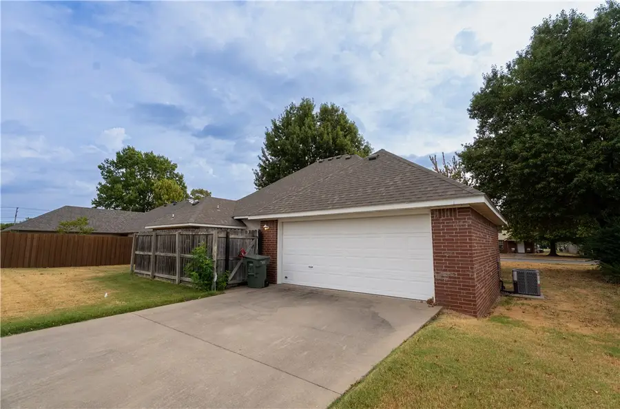943 N Meadowlands Drive, Fayetteville, AR 72704 - #3