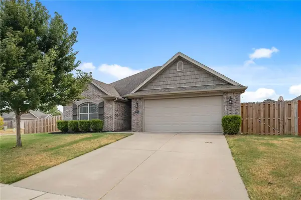 402 W Laurel Avenue, Rogers, AR 72758