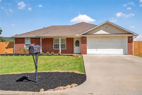 2724 Jessica Place, Fayetteville, AR 72701