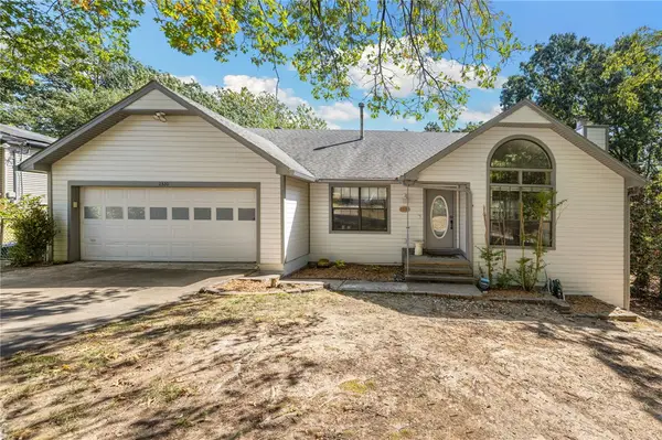 2320 N Briarwood Lane, Fayetteville, AR 72703