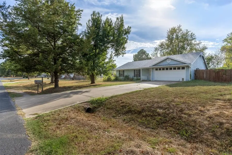 6 Meadowbrook Circle, Bentonville, AR 72712 - #3