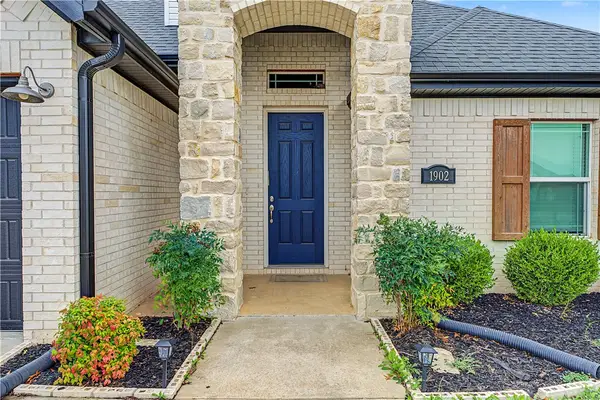 1902 W Broadway Place, Rogers, AR 72758