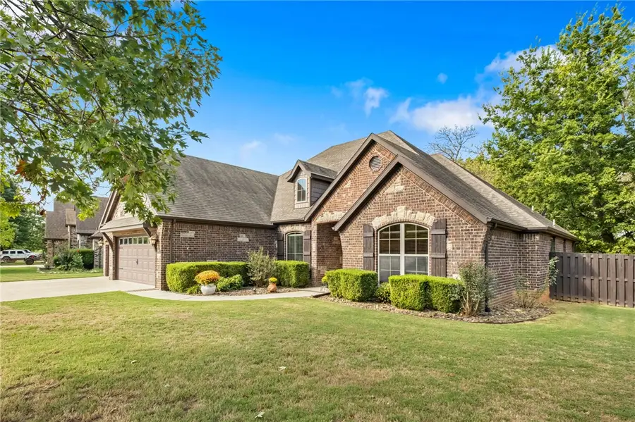 1010 Hunters Pointe, Centerton, AR 72713 - #2