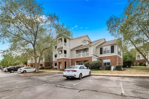 4245 Meadow Creek Circle #102, Fayetteville, AR 72703