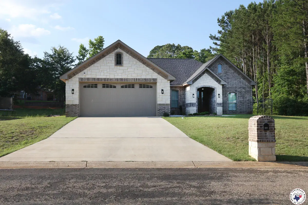 705 Willow Oak Dr, Atlanta, TX 75551 - Image #1