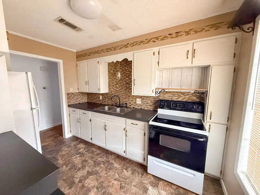 810 Hawkins Ave, Wake Village, TX 75503 - Image #3