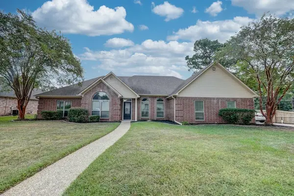 2 Windmere Dr, Texarkana, TX 75503