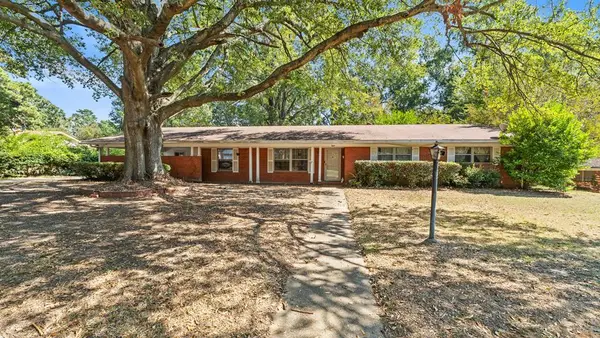 8 Holiday Ln, Texarkana, TX 75503