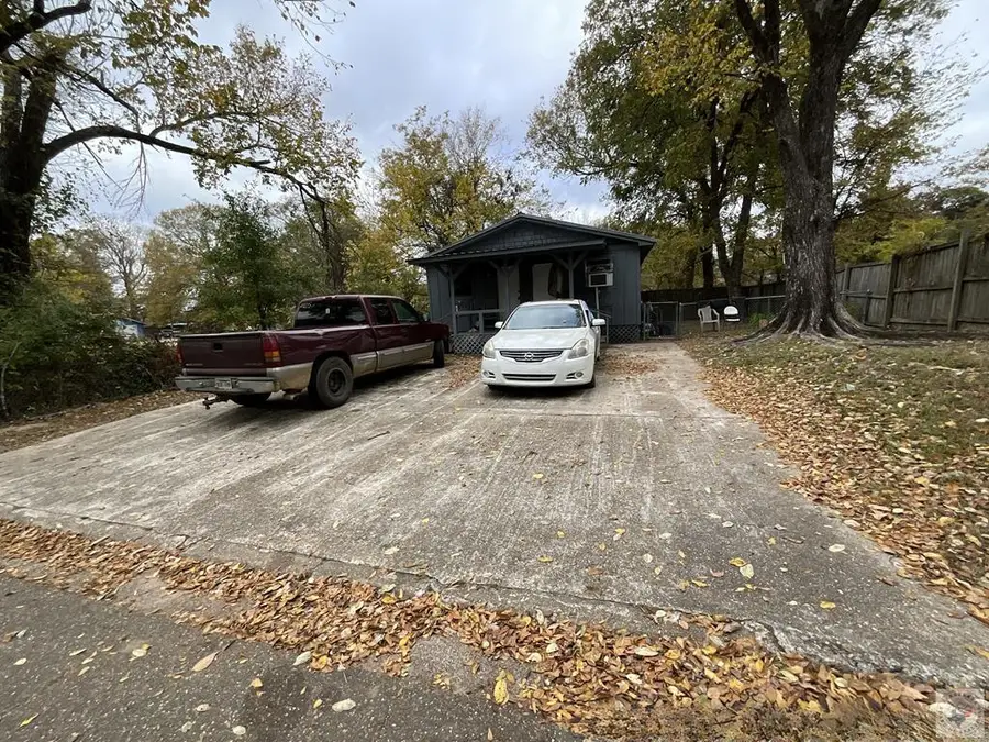 2215 E 11th St, Texarkana, AR 71854 - #2