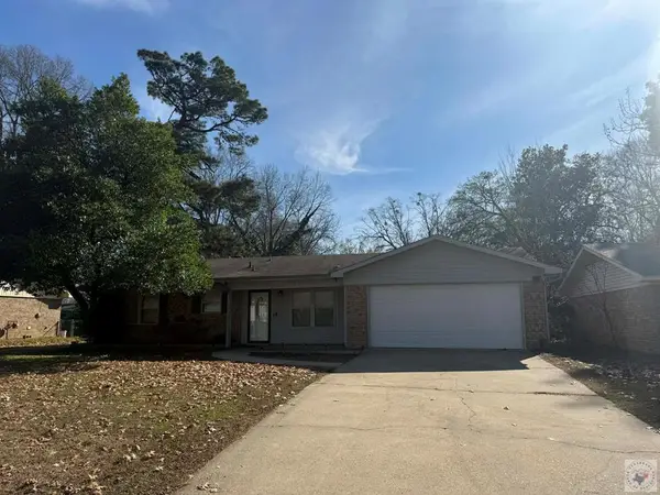 38 E Greenfield Dr, Wake Village, TX 75501