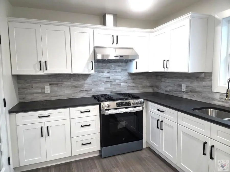 1305 West Ave C, Hope, AR 71801 - #2