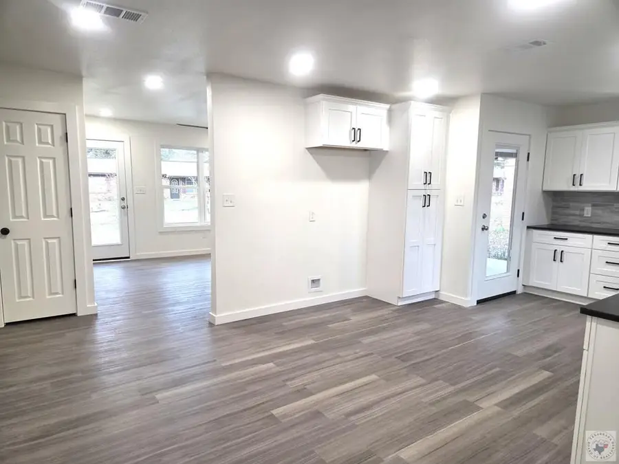 1305 West Ave C, Hope, AR 71801 - #3