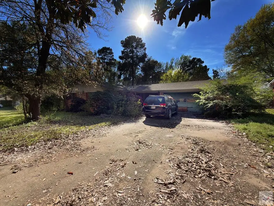 1018 Champion St, Texarkana, TX 75501 - #2