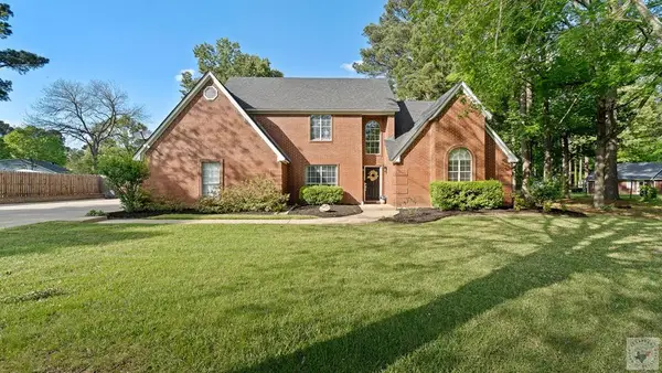 5004 Woodgate Dr, Texarkana, TX 75503