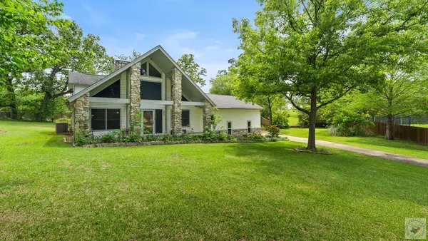 8 Pine Ridge Cir, Texarkana, TX 75503