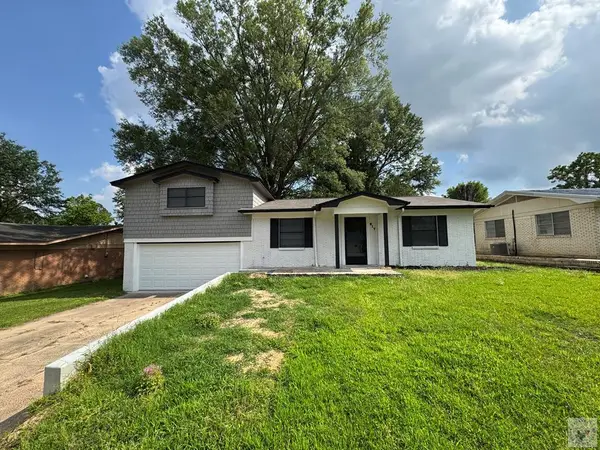 917 Mimosa Dr, Wake Village, TX 75501