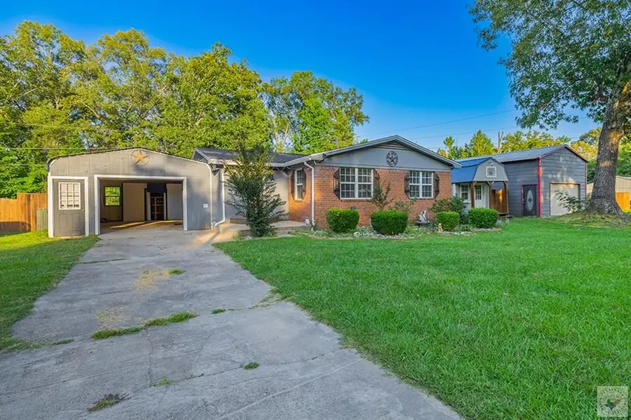 500 E 10th St, Hooks, TX 75561 - #3
