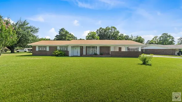 130 N Elmwood Dr, Texarkana, TX 75501