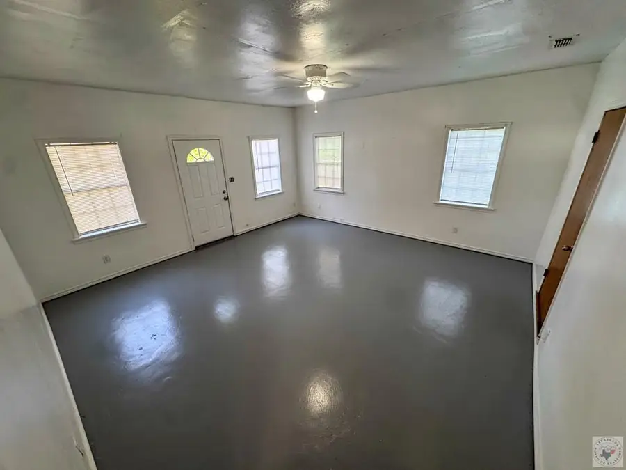 801 E 12th St, Hooks, TX 75561 - #2