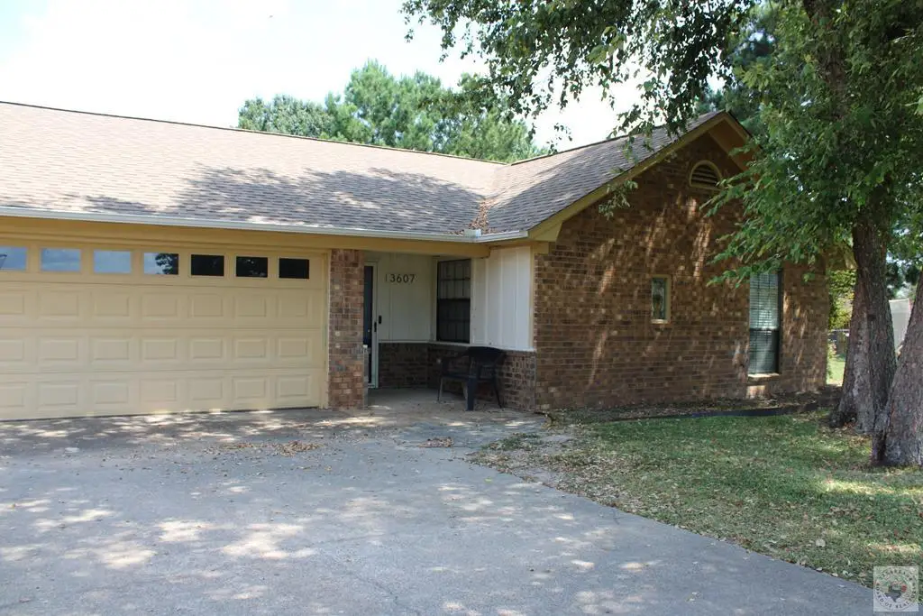 3607 Fairfield Dr., Texarkana, AR 71854 - #1