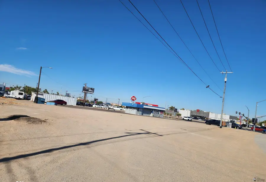 415 E 32 St, Yuma, AZ 85364 - #3