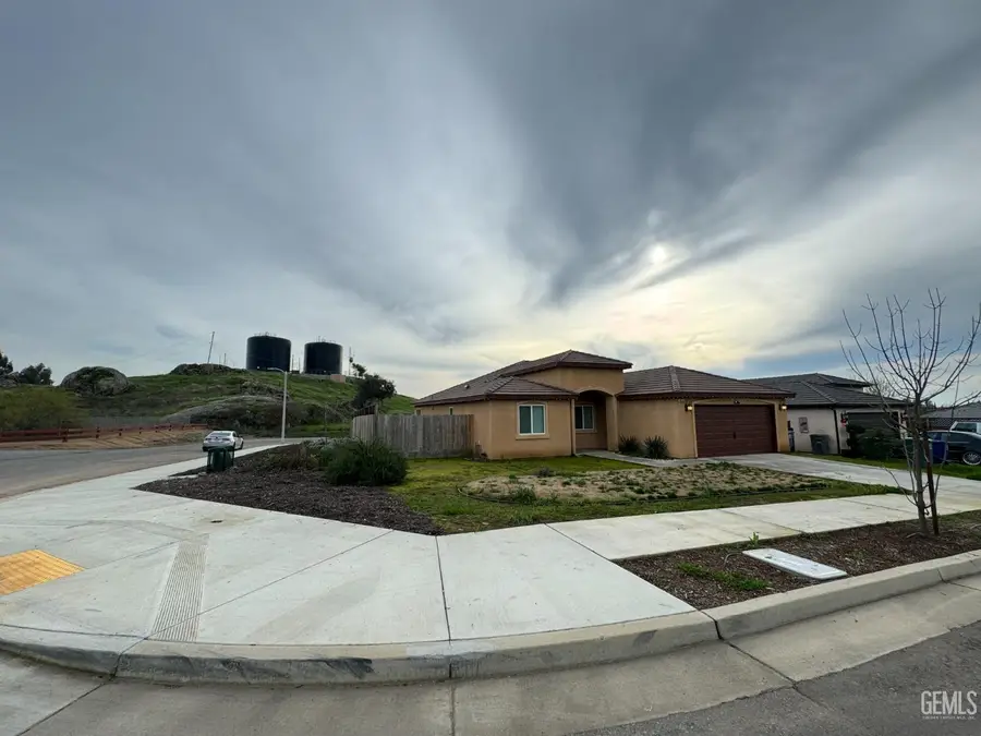 603 E WUTCHUMNA AVENUE, Woodlake, CA 93286 - #3