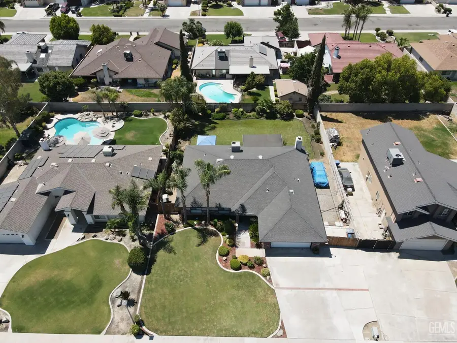 1301 CHARTERTEN AVENUE, Bakersfield, CA 93307 - Image #2