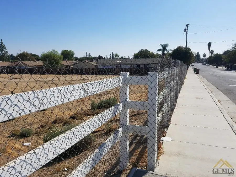 828 IRIS STREET, Bakersfield, CA 93308 - Image #2