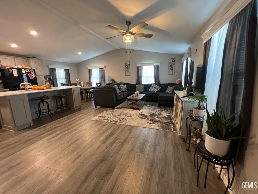 258 MARY KAY LN, Bakersfield, CA 93308 - Image #2