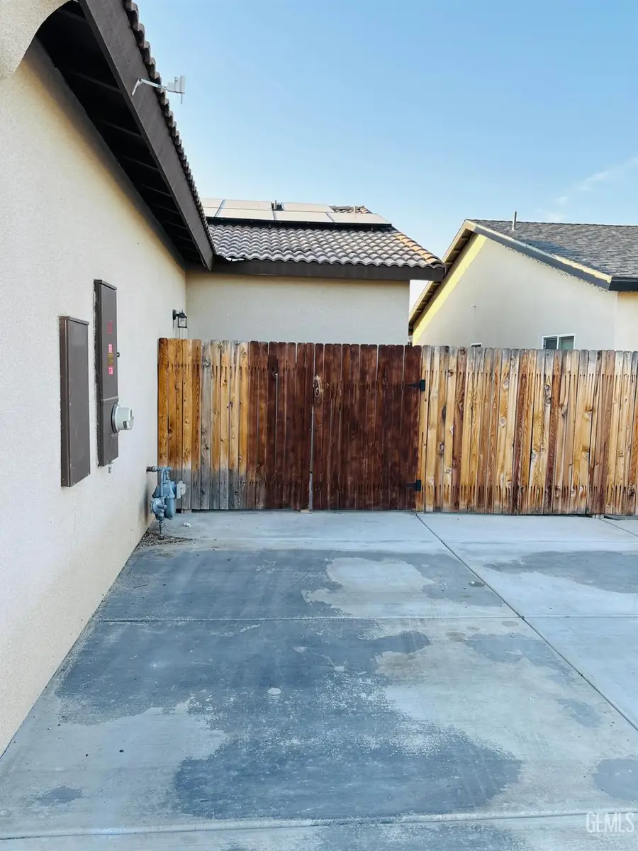 7904 BRISTOL SPRING AVENUE, Bakersfield, CA 93313 - Image #3