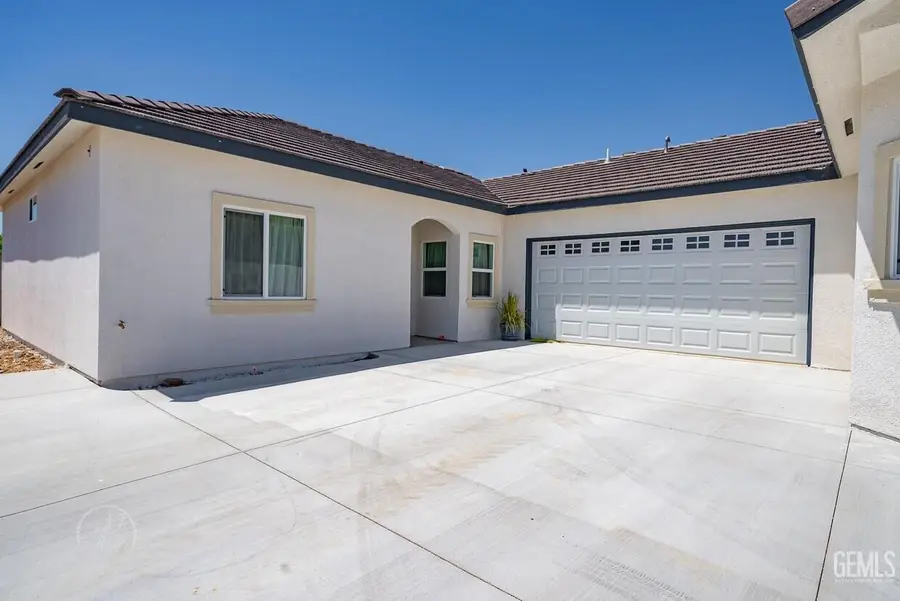 6105 BORELLI AVENUE, Bakersfield, CA 93313 - Image #2