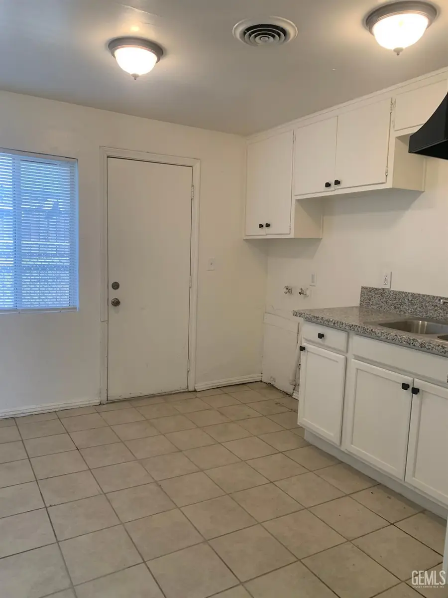 307 BEALE AVENUE, Bakersfield, CA 93305 - Image #3